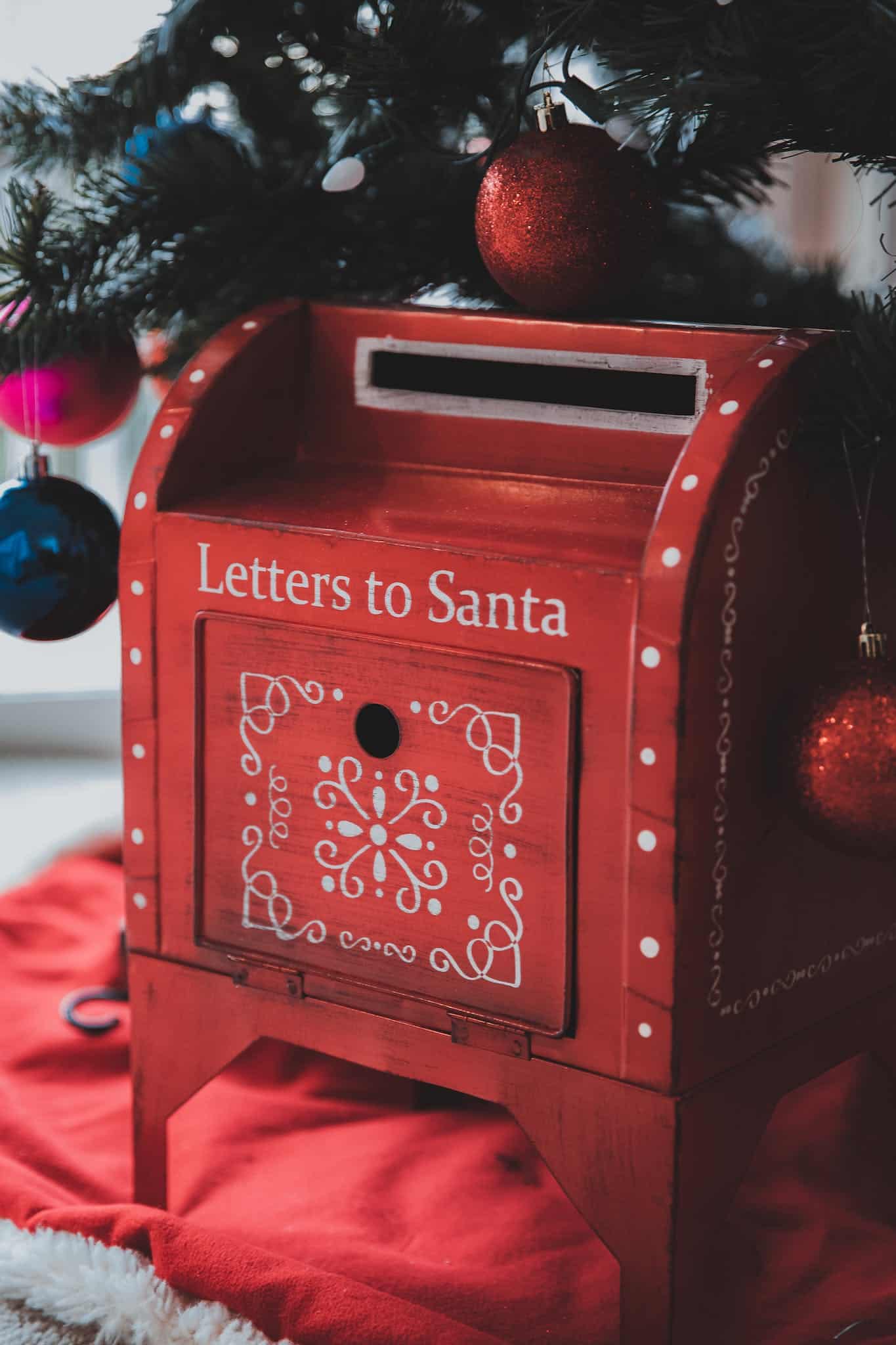Short story Christmas decorated mailbox under tree